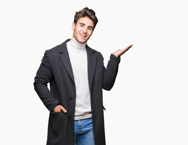 Jovem Homem Elegante Vestindo Casaco Inverno Sobre Fundo Isolado Sorrindo — Fotografia de Stock