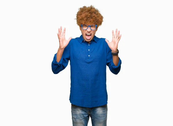 Homem Bonito Jovem Com Cabelo Afro Vestindo Óculos Azuis Celebrando — Fotografia de Stock