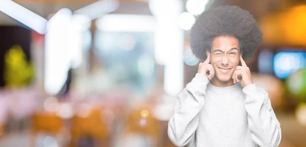 Mladý Američan Afričana Muž Afro Vlasy Nosí Sportovní Mikina Pokrývající — Stock fotografie