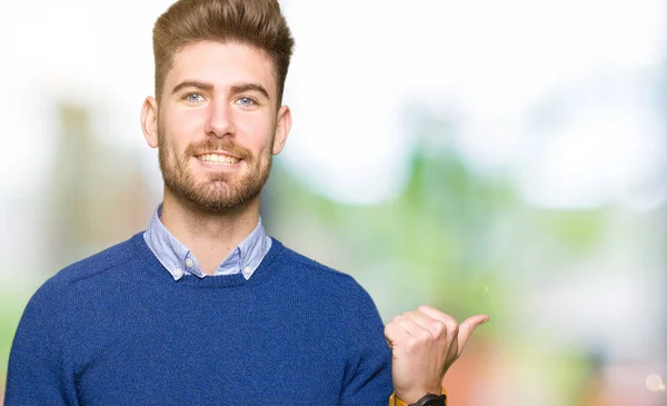 Joven Hombre Guapo Bussines Sonriendo Con Cara Feliz Mirando Señalando —  Fotos de Stock