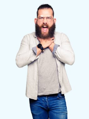 Genç sarışın adam giyen gözlük bağırarak ve çünkü boğmak acı kendi ellerimle öldürürüm. Sağlık sorunu. Yaralarından ve intihar kavramı.