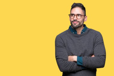 Yakışıklı delikanlı görünümlü yan ve dik dik bakma uzağa düşünce gülümseyen izole arka plan üzerinde gözlük.