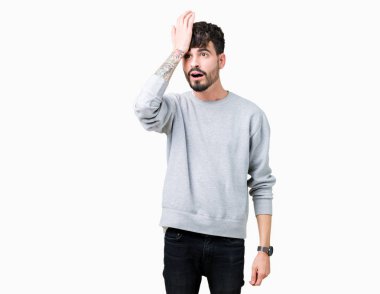 Yakışıklı delikanlı için hata, kafasına el ile izole arka plan üzerinde giyen kazak şaşırttı hata hatırlıyorum. Unuttum, kötü bellek kavramı.