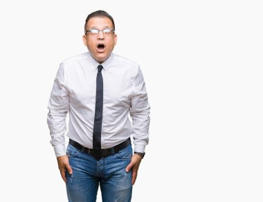 Orta yaş bussines Arap adam gözlüklü izole arka plan korkuyor ve şok sürpriz ifade, korku ve heyecan yüz üzerinden.