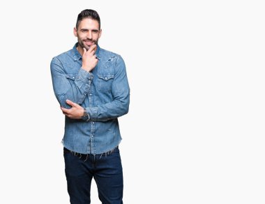 Yakışıklı delikanlı emin çapraz kollar ve çeneme kaldırdı el ile gülümseme ile kameraya bakarak izole arka plan üzerinde. Pozitif düşünce.