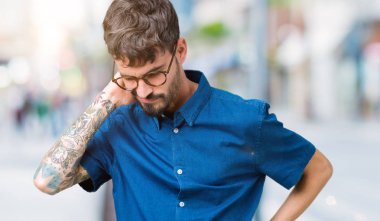 Genç yakışıklı adam gözlük izole üzerinde elle, kas ağrısı boyun dokunmadan acı boyun ağrısı yaralanma, arka plan