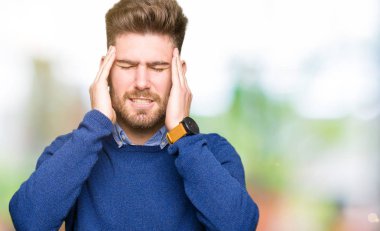 Genç yakışıklı bussines adam baş baş ağrısı için el ile çünkü stres. Migren muzdarip.