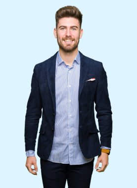 Genç yakışıklı bussines adam yüzünde mutlu ve güzel bir gülümseme ile. Şanslı kişi.