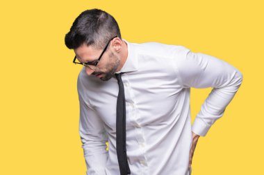 Genç yakışıklı iş adam gözlük izole üzerinde el ile geri, kas ağrısı dokunmadan acı sırt ağrısı, arka plan