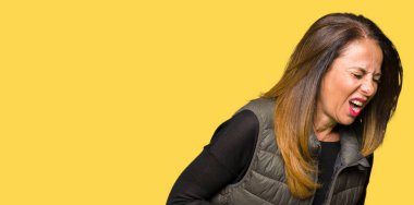 Güzel orta yaş kadın mide ile el kış yelek giyiyor, çünkü mide bulantısı, ağrılı hastalık duygusunu. Ağrı kavramı.