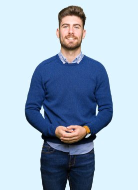 Genç yakışıklı bussines eller topla adamım ve rahat ve neşeli gülümseyen parmak çarpı işareti. Başarı ve iyimser