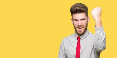 Genç yakışıklı iş adamı öfkeli ve sinirli sinirli ve öfke ile bağırarak süre öfkeli yumruk yükselterek. Öfke ve agresif kavramı.