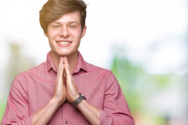 Genç yakışıklı iş adamı ellerle birlikte AF emin gülümseyen için soran dua izole arka plan üzerinde.