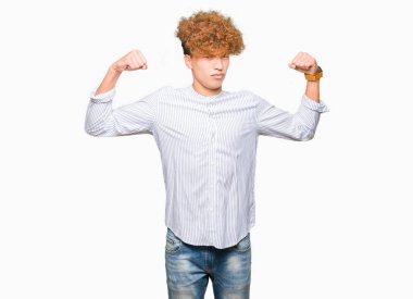 Şık gömlek gösteren kol kasları gururlu gülümseyen giyen afro saçlı Genç yakışıklı iş adamı. Fitness kavramı.