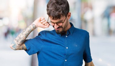 Üzerinde gözlük takan genç yakışıklı adam arka plan geri uzanan izole, yorgun ve rahat, Uykulu ve erken sabah esneme