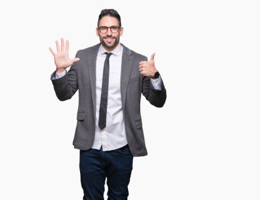 Genç yakışıklı iş adamı gösterilen ve parmakları ile işaret izole arka plan üzerinde kendinden emin ve mutlu gülümseyerek süre 6 numara.