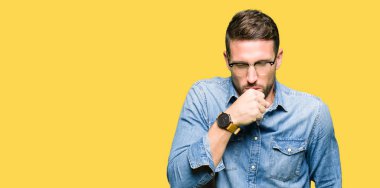 Gözlük takan yakışıklı adam ve soğuk ya da bronşit için semptom olarak öksürük. Sağlık konsepti.