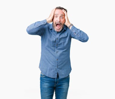 Kafasına, korkmuş ve şaşırmış şok açık ağız ile yakışıklı orta zarif komuta sizde üzerinde arka plan deli izole ve ile korkuttu yaş eller