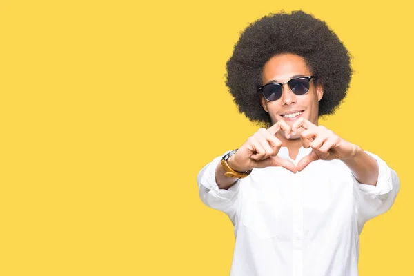 Junger Afrikanisch Amerikanischer Mann Mit Afro Haaren Und Sonnenbrille Der — Stockfoto