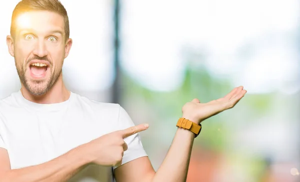 Hombre Guapo Con Camiseta Blanca Casual Asombrado Sonriendo Cámara Mientras — Foto de Stock