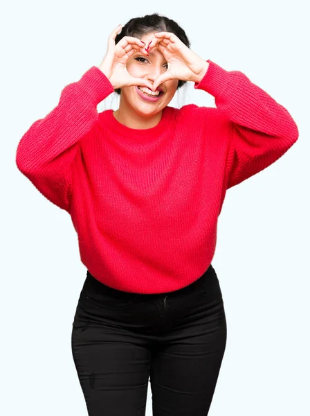 Młoda Piękna Kobieta Sobie Czerwony Sweter Bun Kształt Serca Robi — Zdjęcie stockowe