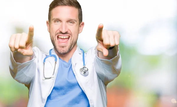 Yakışıklı Doktor Adam Tıbbi Üniforma Izole Üzerinde Arka Plan Size — Stok fotoğraf