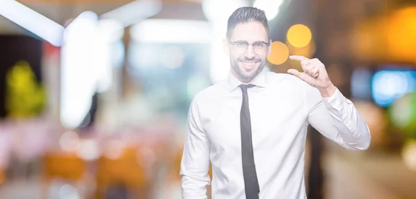 Jovem Homem Negócios Bonito Usando Óculos Sobre Fundo Isolado Sorrindo — Fotografia de Stock