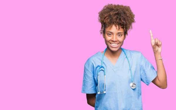 Joven Africana Americana Médico Mujer Sobre Aislado Fondo Mostrando Apuntando — Foto de Stock