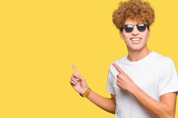 Jonge Knappe Man Met Afro Haar Dragen Van Een Zonnebril — Stockfoto