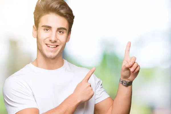 Homem Bonito Jovem Vestindo Camiseta Branca Sobre Fundo Isolado Sorrindo — Fotografia de Stock