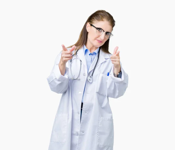 中年成熟的医生妇女穿着医疗外套在孤立的背景指向相机与快乐和有趣的脸 良好的能量和活力 — 图库照片