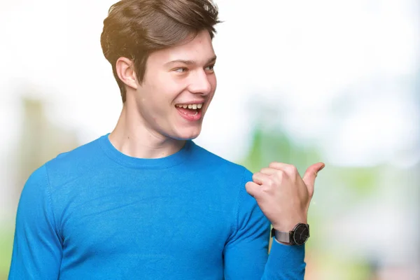 Joven Hombre Guapo Con Suéter Azul Sobre Fondo Aislado Sonriendo —  Fotos de Stock