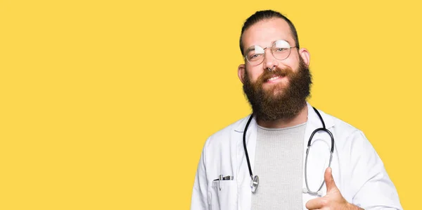 Jovem Médico Loiro Com Barba Vestindo Casaco Médico Fazendo Polegares — Fotografia de Stock