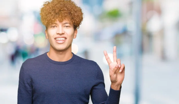 Mladý Pohledný Muž Afro Vlasy Ukazovat Ukázal Prsty Číslo Dvě — Stock fotografie