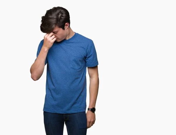 年轻帅哥穿着蓝色T恤在孤立的背景上疲惫地揉着鼻子和眼睛感到疲劳和头痛 压力和挫折概念 — 图库照片