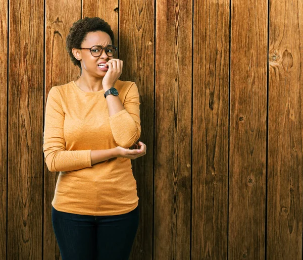 Joven Hermosa Mujer Afroamericana Con Gafas Sobre Fondo Aislado Mirando — Foto de Stock