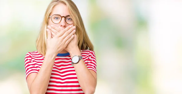 Schöne Junge Frau Mit Brille Über Isoliertem Hintergrund Schockiert Mund — Stockfoto