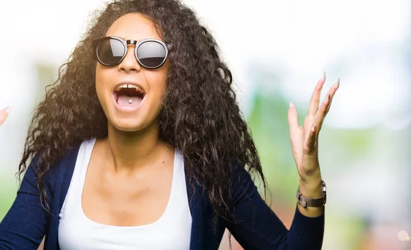 Giovane Bella Ragazza Con Capelli Ricci Indossa Occhiali Sole Moda — Foto Stock