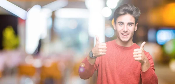 Homem Bonito Jovem Sobre Sinal Sucesso Fundo Isolado Fazendo Gesto — Fotografia de Stock