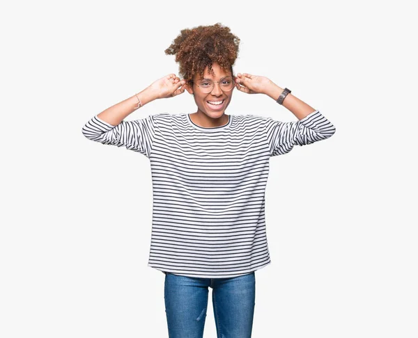 Mooie Jonge African American Vrouw Het Dragen Van Bril Geïsoleerde — Stockfoto