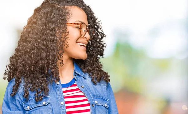 Mulher Bonita Nova Com Cabelo Encaracolado Usando Óculos Olhando Para — Fotografia de Stock