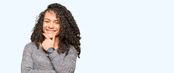 Junge Schöne Frau Mit Lockigem Haar Und Grauem Pullover Die — Stockfoto