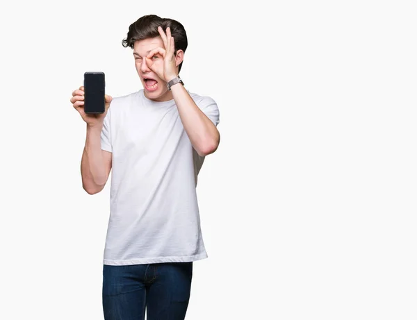 Młody Człowiek Pokazując Ekran Smartfona Białym Tle Szczęśliwą Twarzą Uśmiechając — Zdjęcie stockowe