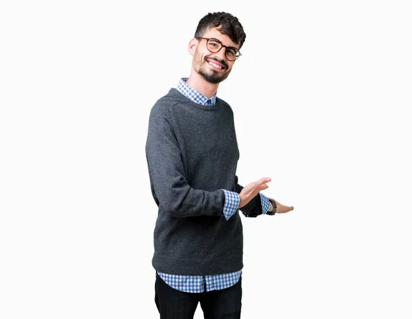 Fiatal Jóképű Intelligens Ember Visel Szemüveget Hívogató Mosolyogva Nyitott Kéz — Stock Fotó