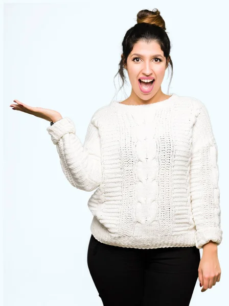 Joven Hermosa Mujer Vistiendo Suéter Invierno Sonriendo Alegre Presentación Señalando — Foto de Stock