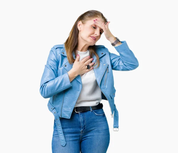上ファッション革のジャケットを着て美しい中年熟女がバック グラウンドを分離した病気 インフルエンザ ウイルスの病気のための額に触れる — ストック写真