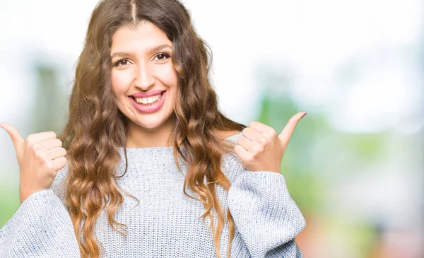 Mujer Hermosa Joven Con Suéter Invierno Signo Éxito Haciendo Gesto —  Fotos de Stock