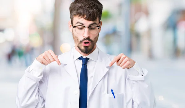 Ung Professionell Vetenskapsman Bär Vit Päls Över Isolerad Bakgrund Pekar — Stockfoto