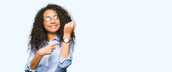 Jeune Belle Fille Affaires Avec Des Cheveux Bouclés Portant Des — Photo