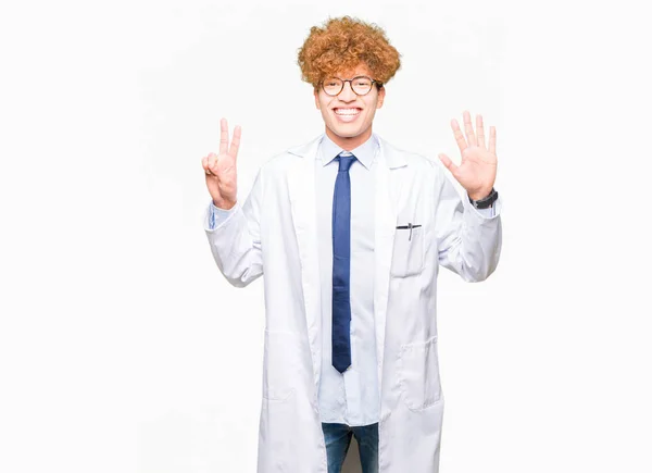 Joven Hombre Científico Guapo Con Gafas Que Muestran Señalan Hacia — Foto de Stock